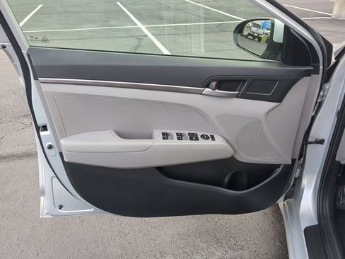 Used 2017 Hyundai Elantra SE image 14