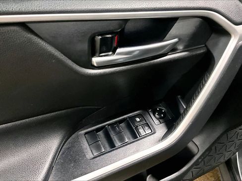 Used 2020 Toyota RAV4 XLE image 31