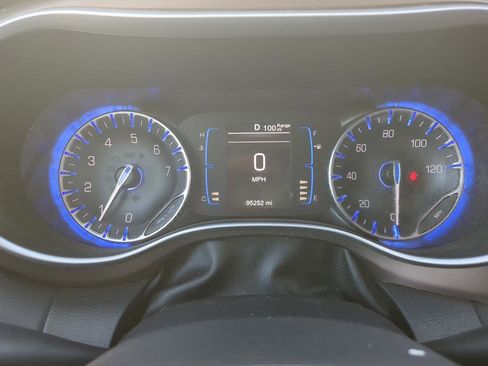 Used 2017 Chrysler Pacifica Touring-L image 23