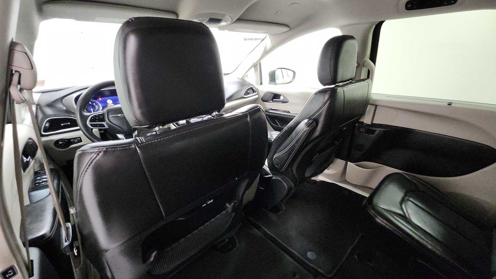 Used 2023 Chrysler Pacifica Touring-L FWD image 25