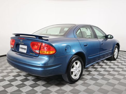 Used 2002 Oldsmobile Alero GL w/ Sun & Sound Pkg FWD image 2