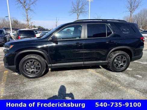 Used 2023 Honda Pilot TrailSport image 3