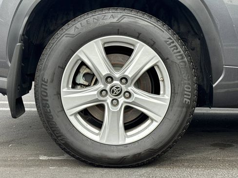 Used 2023 Toyota Highlander LE AWD/4WD image 4