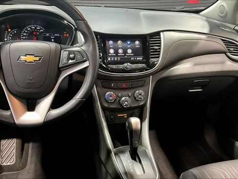 Used 2020 Chevrolet Trax LT w/ LT Convenience Package AWD/4WD image 9