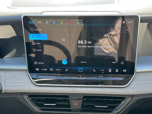 Used 2025 Volkswagen Tiguan SE image 14