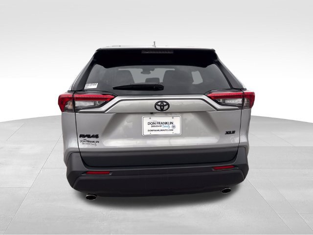 Used 2022 Toyota RAV4 XLE w/ Convenience Package FWD image 4