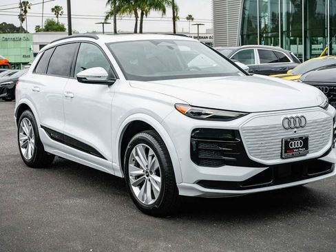 Used 2025 Audi Q6 e-tron Premium w/ Convenience Package image 5