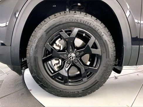 Certified 2025 Volkswagen Atlas Peak Edition SE image 9