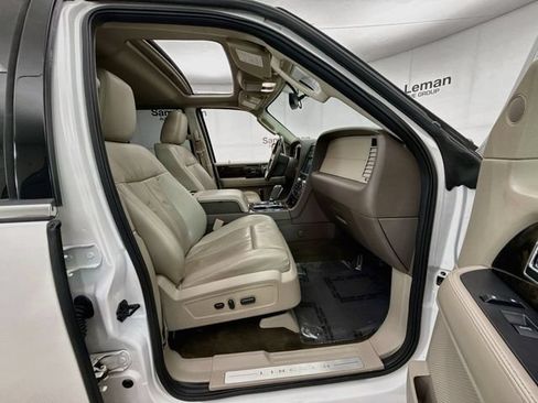 Used 2017 Lincoln Navigator L Select RWD image 32