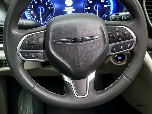 Used 2023 Chrysler Pacifica Touring-L image 15