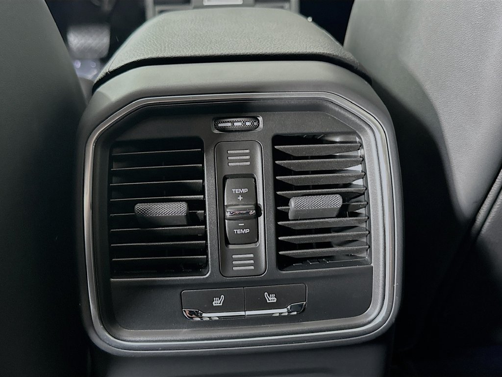 Certified 2025 Porsche Macan AWD/4WD image 27