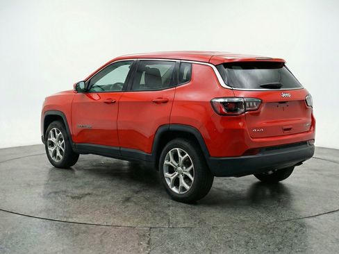 Used 2025 Jeep Compass Latitude image 6