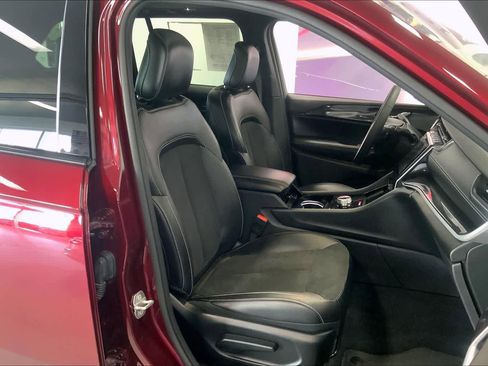 Used 2023 Jeep Grand Cherokee Altitude image 11