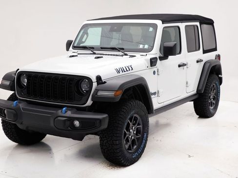 Used 2024 Jeep Wrangler Unlimited image 2