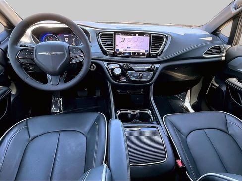 Used 2026 Chrysler Pacifica Limited w/ Uconnect Theater Family Group FWD image 15