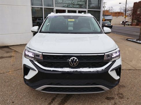 Certified 2022 Volkswagen Taos SE w/ Driver Assistance Package image 8