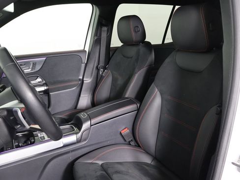 Used 2025 Mercedes-Benz GLB 250 4MATIC image 25