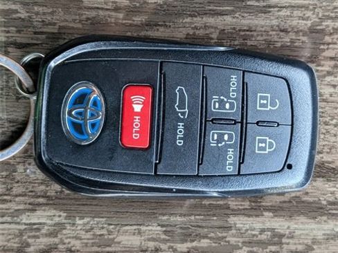 Used 2025 Toyota Sienna Platinum image 31