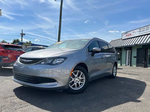 Used 2020 Chrysler Voyager Lxi image 2