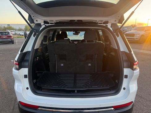 Used 2023 Jeep Grand Cherokee L Laredo image 16