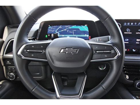 Used 2025 Chevrolet Suburban Z71 image 11