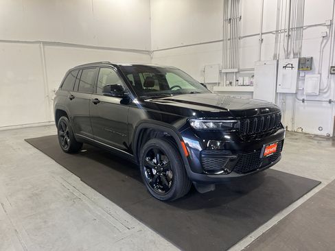 Used 2023 Jeep Grand Cherokee Altitude AWD/4WD image 3