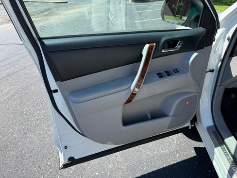 Used 2012 Toyota Highlander Limited w/ Tow Pkg FWD image 8