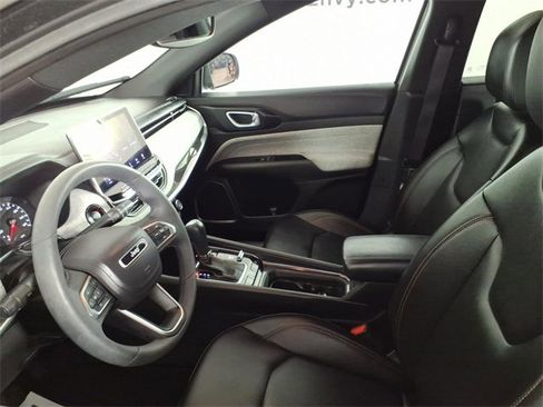 Used 2024 Jeep Compass Latitude image 12