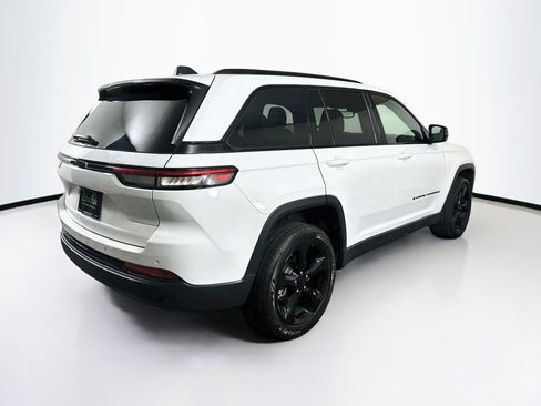 Used 2023 Jeep Grand Cherokee Altitude RWD image 9