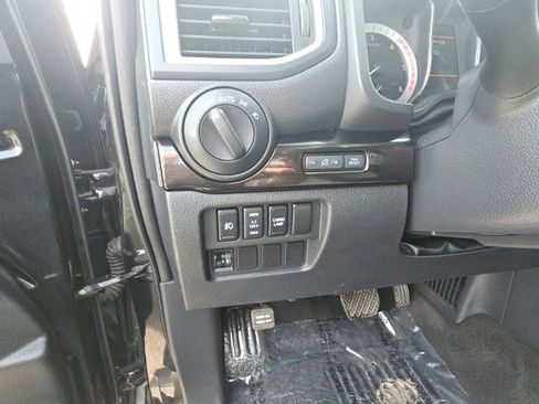 Used 2019 Nissan Titan SV w/ SV Convenience Package image 14