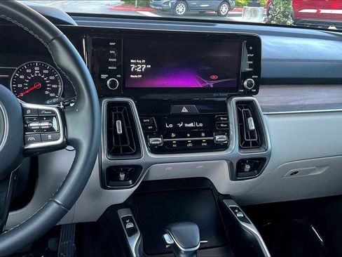 Used 2022 Kia Sorento EX w/ Panoramic Sunroof Package image 18