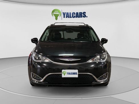 Used 2017 Chrysler Pacifica Touring-L FWD image 8