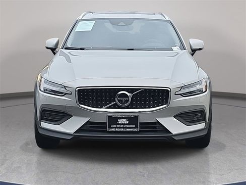 Used 2020 Volvo V60 T5 Cross Country image 3
