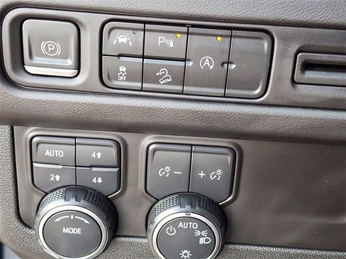 Used 2024 Chevrolet Suburban Premier image 20