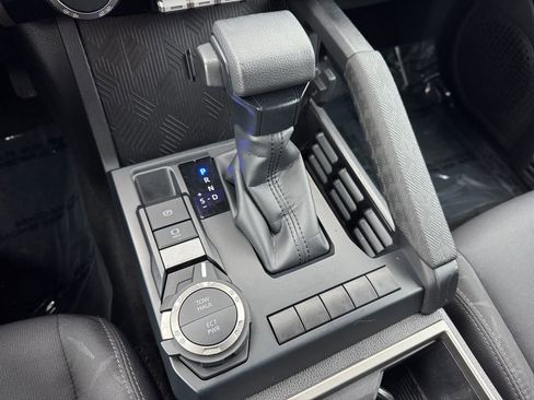Certified 2024 Toyota Tacoma SR5 AWD/4WD image 25