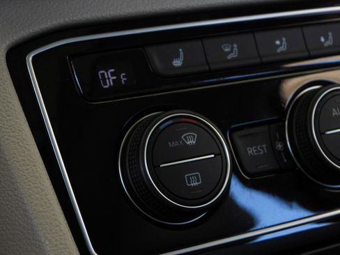 Used 2023 Volkswagen Atlas SE w/ Technology Package w/ Panoramic Sunroof Package image 74