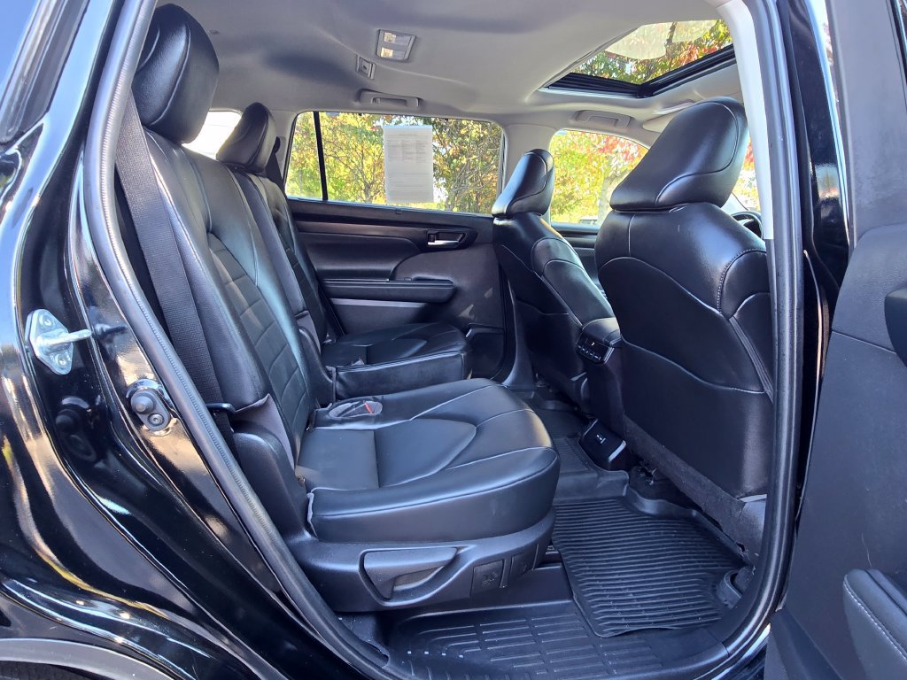 Used 2022 Toyota Highlander XLE AWD/4WD image 13