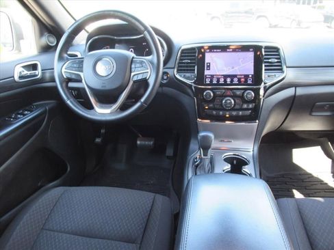 Used 2019 Jeep Grand Cherokee Laredo w/ Security & Convenience Group AWD/4WD image 13