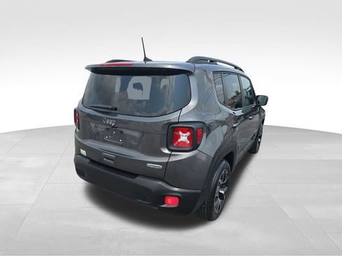 Used 2018 Jeep Renegade Latitude FWD image 5