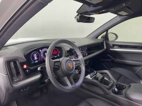Certified 2024 Porsche Cayenne AWD/4WD image 4