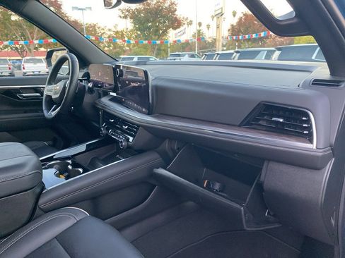 Used 2025 Chevrolet Suburban Premier image 22