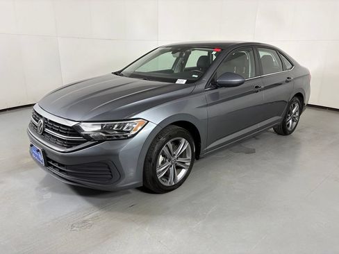 Used 2024 Volkswagen Jetta SE FWD image 4