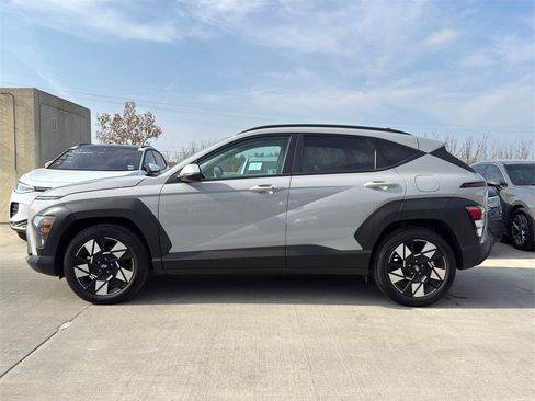 Used 2025 Hyundai Kona SEL image 7