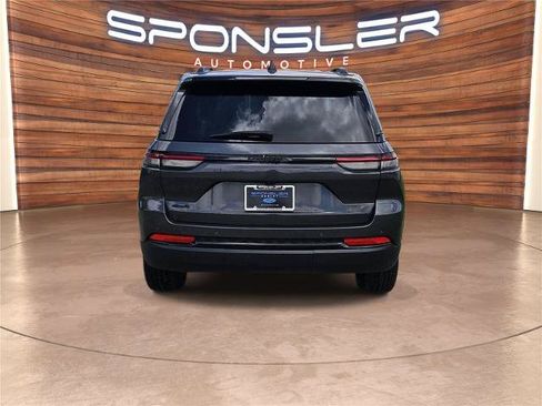 Used 2024 Jeep Grand Cherokee Altitude AWD/4WD image 6