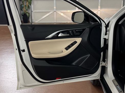 Used 2018 INFINITI QX30 Premium w/ Navigation Package image 14