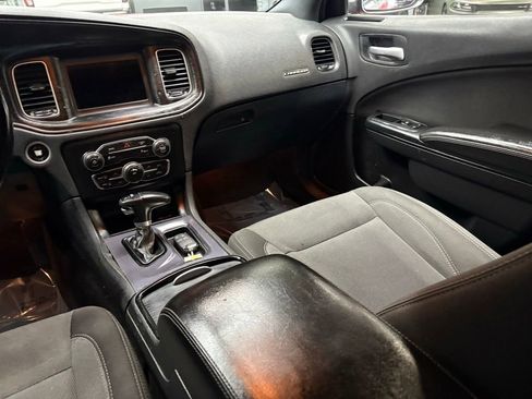 Used 2018 Dodge Charger SXT w/ Blacktop Package RWD image 31