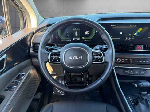 Used 2025 Kia Carnival image 5