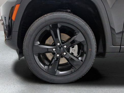 New 2025 Jeep Grand Cherokee L Altitude image 32