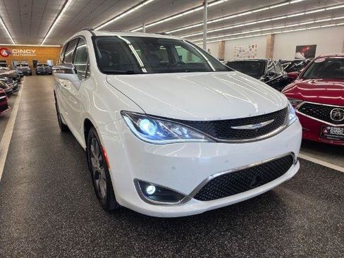 Used 2018 Chrysler Pacifica Limited w/ Tire & Wheel Group FWD image 4