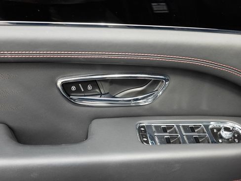 Certified 2025 Bentley Bentayga AWD/4WD image 25